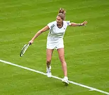 Photo de Steffi Graf au tournoi de Wimbledon en 2009. La joueuse réalise un revers à une main. Elle est vêtue en blanc.