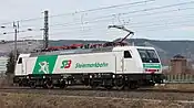 La livrée des locomotives de réserve de Siemens était blanche avec un châssis noir, celle-ci a reçu un pelliculage lors de sa location.