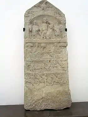 Détail de la stèle avec la scène figurée.