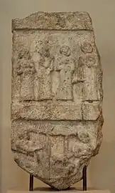 Bas-relief représentant plusieurs personnages.