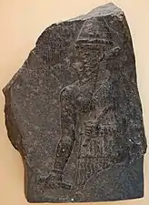 Fragment de stèle en basalte avec inscription de Narâm-Sîn, trouvée à Pir Hüseyin (est de la Turquie). Musée archéologique d'Istanbul.