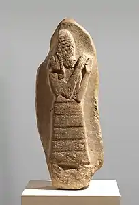 Stèle représentant la déesse protectrice Lam(m)a, dédiée par le roi Nazi-Maruttash (1307–1282) à la déesse Ishtar, à Uruk. Metropolitan Museum of Art.