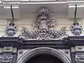 Armoiries de Van den Eynde et Colonna au-dessus de la porte du Palais Zevallos à Naples