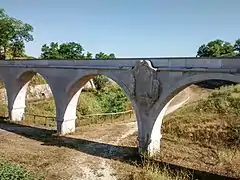 Armoiries entre les arcs de l'aqueduc