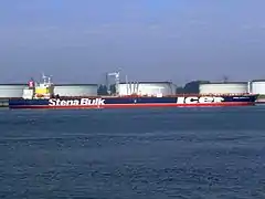 Le pétrolier Stena Antarctica (249 × 44 m, 114 849 DWT) à quai dans le Vijfde Petroleumhaven en 2007.