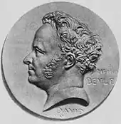 Profil gauche d'un homme sur une médaille grise.