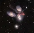 Par JWST avec de nombreuses galaxies à l'arrière. NASA/ESA/CSA/STScI. Juillet 2022