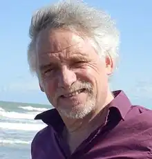 Photographie d'un homme sur une plage.