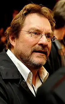 Stephen Root interprète Monroe Fuches.