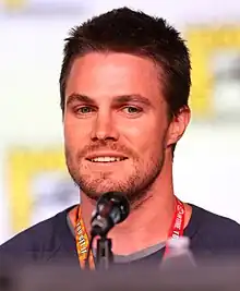 Stephen Amell interprète Oliver Queen / Green Arrow.