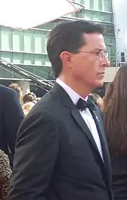 Colbert sur le tapis rouge des Emmys.