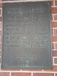 Plaque brune sur un mur de briques rouges, il y est écrit : « In this old capitol on April 25, 1861, Senator Douglas delivered his 'Protect the Flag' speech, one of the most heroic and effective speeches in the English language. His plea helped save our country and was the culmination of his great career. »