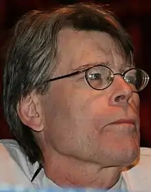 Photo en couleur du visage d'un homme portant des lunettes