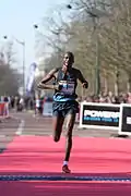 Stephen Kiprotich, champion olympique du marathon, finissant à la 11e place.