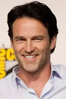 Stephen Moyer interprète Reed Strucker.