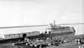Le "distributeur" Sternwheeler et une barge à Fort Norman en 1936