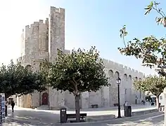 Donjon-abside-clocher-mur et vue latérale.