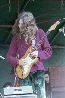 Steve Hillage en 1974, jouant de la guitare