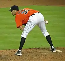 Un joueur de baseball se prépare à effectuer un lancer depuis le monticule.
