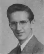 photo en noir et blanc d'un jeune homme portant des lunettes