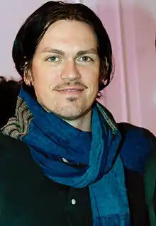 Steve Howey dans le rôle de Kevin Ball.