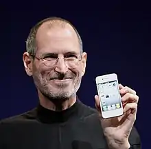 Steve Jobs présentant l'iPhone 4 en blanc, lors du discours d'ouverture (keynote) d'Apple du 7 juin 2010.