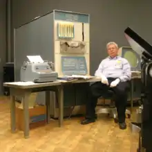 Steve Russell et le PDP-1 du musée de l'Histoire de l'ordinateur.