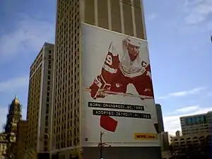 Photo d'une affiche géante de Yzerman sur le mur d'une tour.