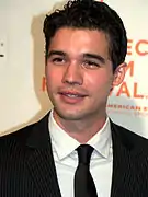 Steven Strait interprète Steven "Stevie" Evans.