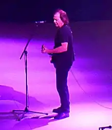 Description de l'image Stevie Young with ACDC Tacoma WA Feb 2 2016.jpg.