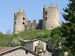 Le château vu de la route d'accès