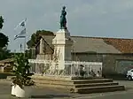 Poilu au repos (monument aux morts)