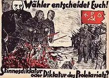 Affiche électorale en noir et blanc, rehaussée de rouge. Les trois protagonistes tiennent des couteaux ensanglantés et font face à une foule rassemblée sous le drapeau du parti communiste allemand.