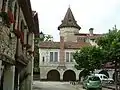 Tour octogonale du manoir de Léon Dufour vue de la place Principale.