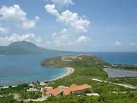 Vue de l'île de Nevis de l'île de Saint-Christophe.