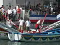 Chargement des lances sur la barque rouge - Saint Louis 2005 à Sète