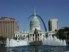 The Runner (1966) de William Zorach, l'Old Courthouse et la Gateway Arch, Place Kiener.