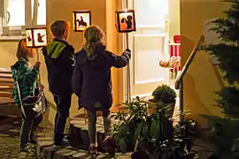 Enfants faisant du porte à porte le soir de la Saint-Martin à Cologne, en 2015.