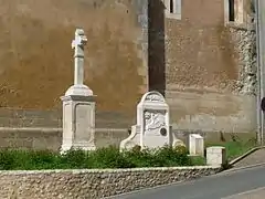 Croix de mission et stèle de Guy de Larigaudie.