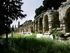 Vue de la stoa en 2008, avant les travaux de restauration.