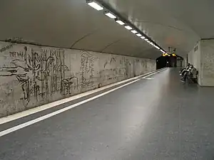 Intérieur de la station Östermalmstorg, avec les œuvres de Siri Derkert.