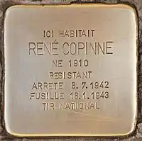 Pavé de mémoire en cuivre enchâssé dans le sol portant le nom de René Copinne
