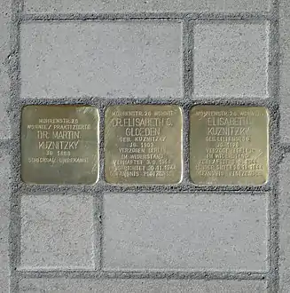 Les trois plaques pour Lilo Gloeden, alors appelée Kuznitzky, son père (de) et sa mère (de).