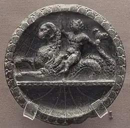 Personnage nu et Céto. Schiste, 10,7 cm. British Museum