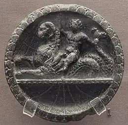 Personnage nu (Persée ?) et Céto. Schiste, 10,7 cm. British Museum