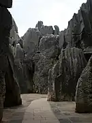 Chemin au milieu des rochers.