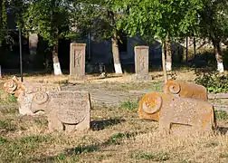 Pierres tombales en forme de bélier et khatchkars dans le Karadaran (« dépôt de pierres ») du musée.