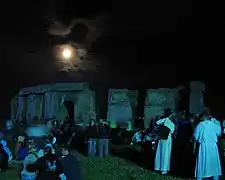 Rassemblement de néo-druides au clair de lune, un 21 juin.