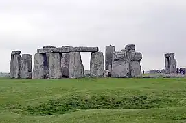 NE : talus de l'enceinte circulaire, cercle et trilithes.