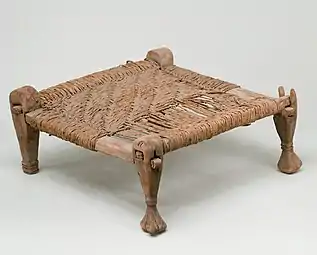 Tabouret avec siège tissé ; 1991-1450 avant J.-C. ; bois et roseau ; hauteur : 13 cm ; Metropolitan Museum of Art.